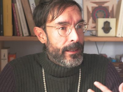 Antonio González Chamorro, profesor de yoga, durante una entrevista sobre Hatha Yoga.