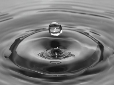 Gota cayendo sobre agua en calma ilustrando la observación pura de las emociones en Anapanasati